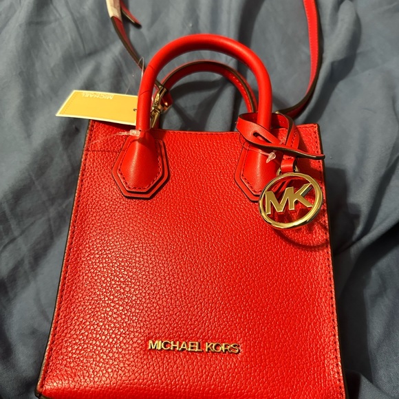 🎁🎁❤️❤️❤️Michael Kors Mercer XS Pebbled Leather Crossbody Bag in Dark Sangria NWT - Picture 1 of 3